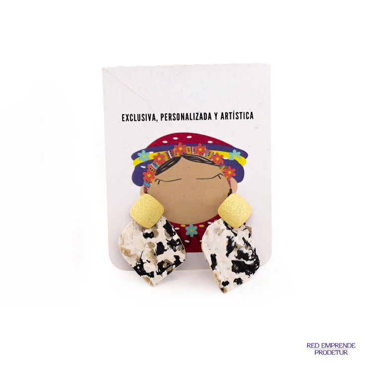 Aretes en forma de rombo con figura asimétrica negra