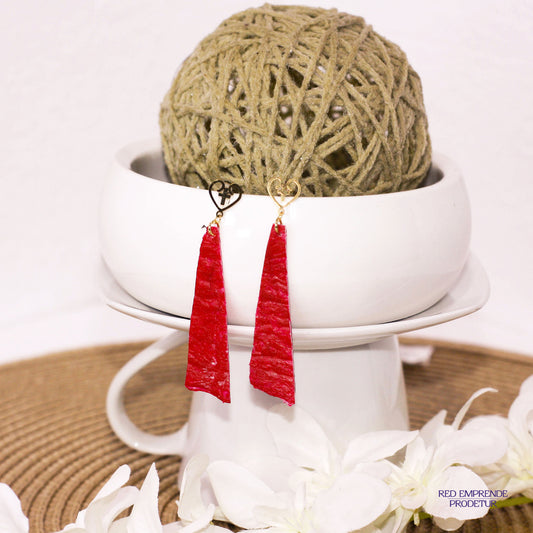 Aretes en forma de corazón y triángulo