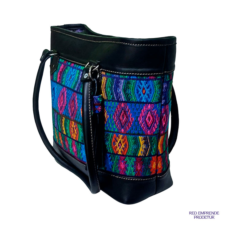 Bolsa color negro con tejido de flores de asimétricas con dos líneas