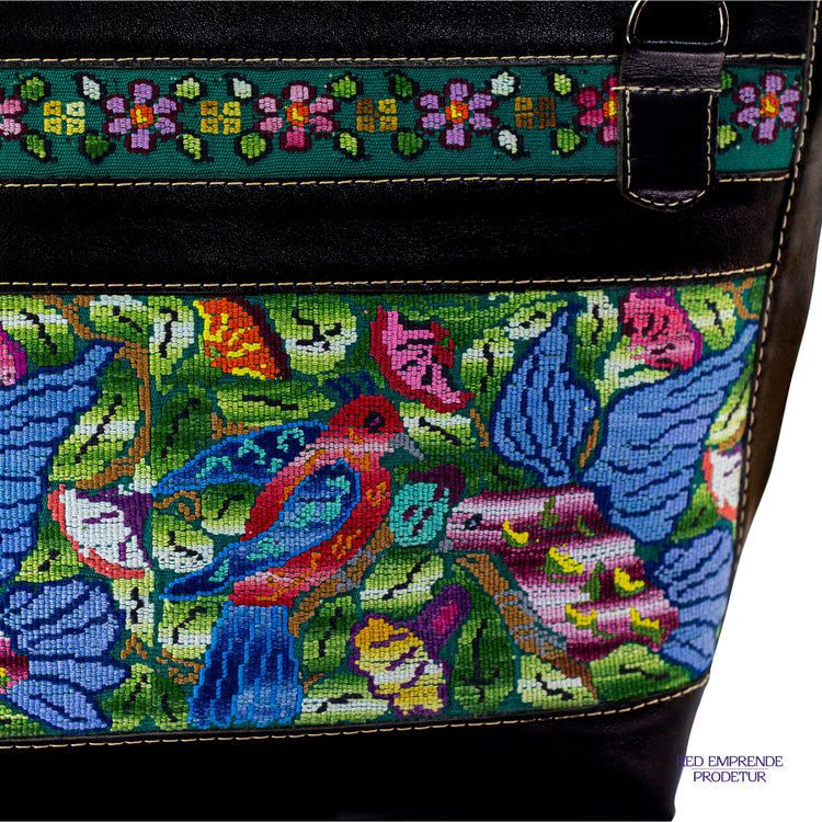 Bolsa de cuero negro con tejido verde con colibrís