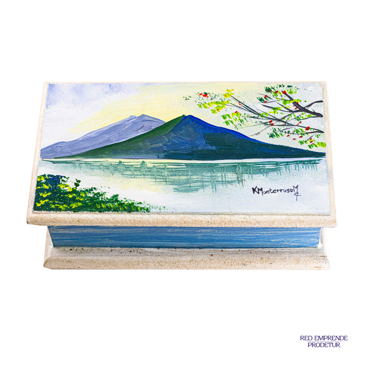 Caja pequeña pintada a mano