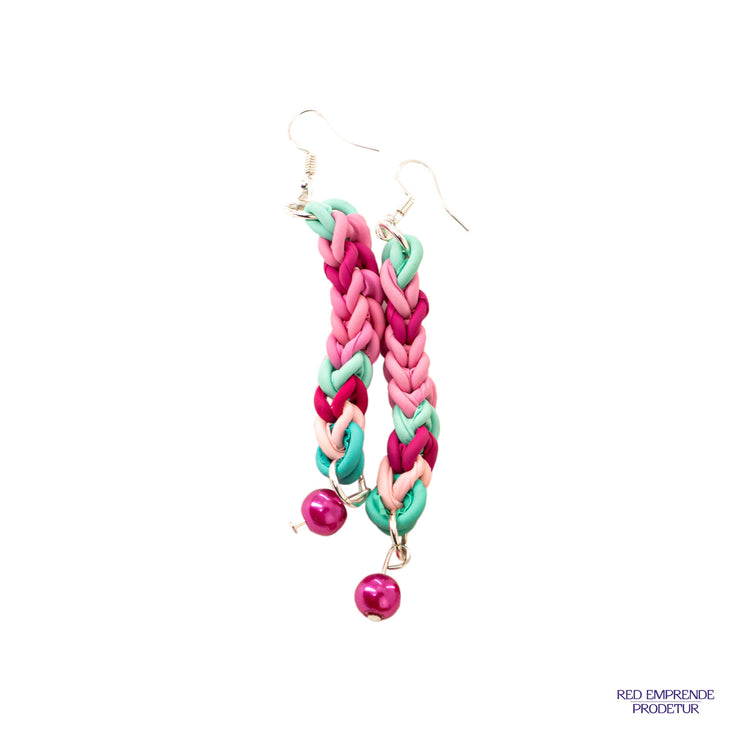 Aretes tejidos de globos rosado y turquesa con perlas fuscia.
