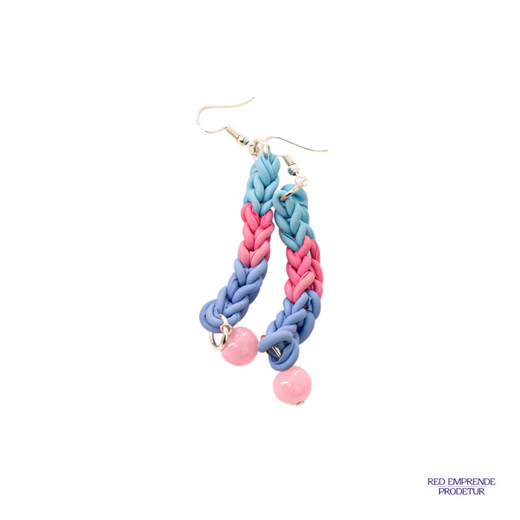 Aretes tejidos de globos rosado, turquesa y celeste con perlas rosadas.