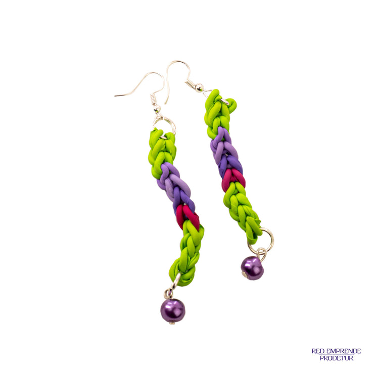Aretes tejidos de globos verde, morado y fuscia con perlas moradas