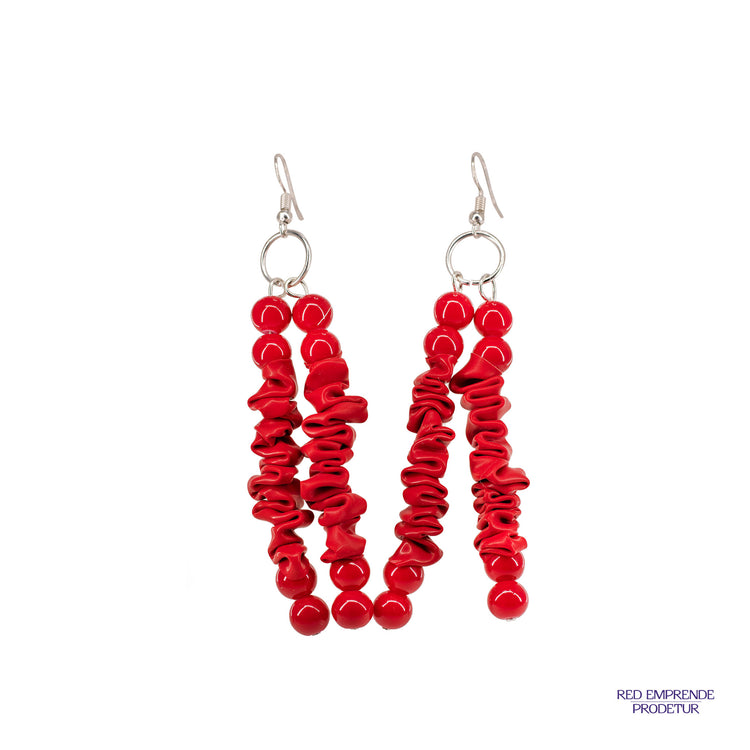 Aretes rojos, estilo scrunchy con perlas