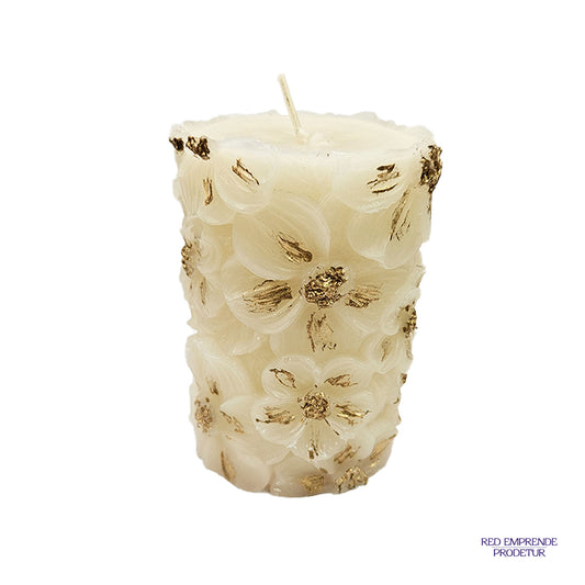 Vela cilíndrica con flores color blanco con detalles dorados