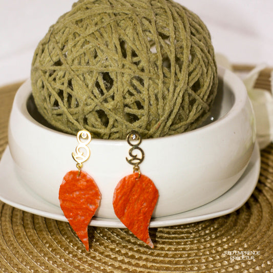 Aretes en forma de pollo con figura asimétrica naranja