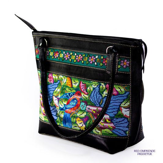 Bolsa de cuero negro con tejido verde con colibrís