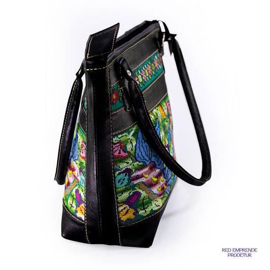 Bolsa de cuero negro con tejido verde con colibrís