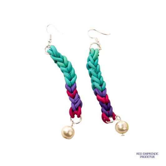 Aretes tejidos de globos turquesa, morado y fuscia con perlas blancas.