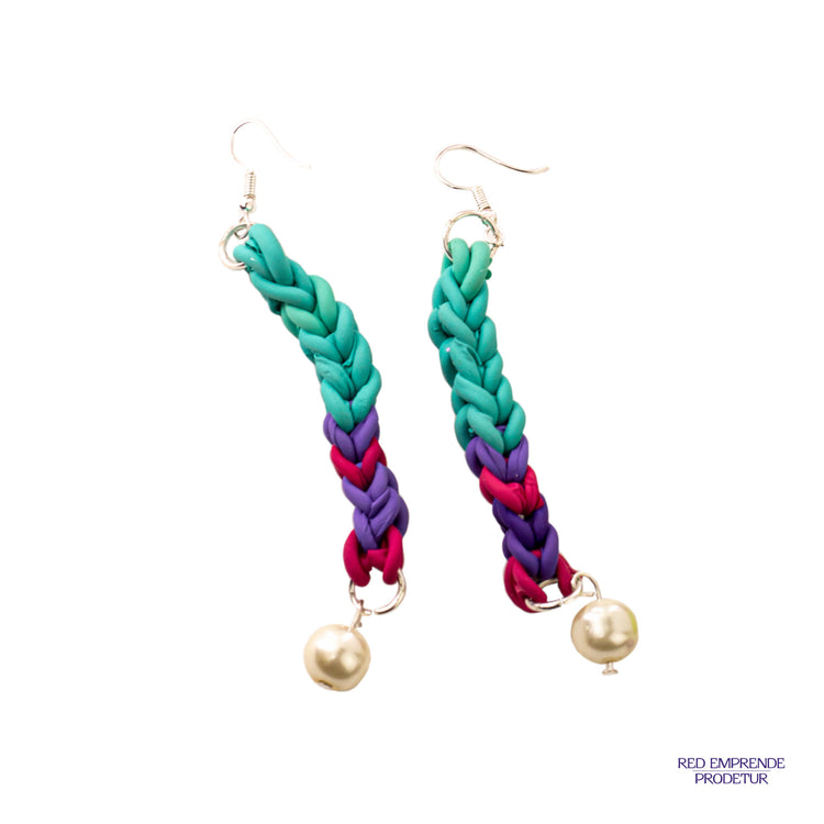 Aretes tejidos de globos turquesa, morado y fuscia con perlas blancas.