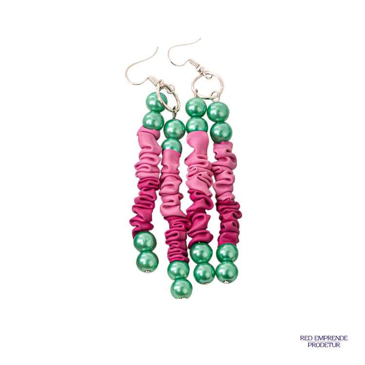 Aretes fuscia y verde, estilo srunchy con perlas