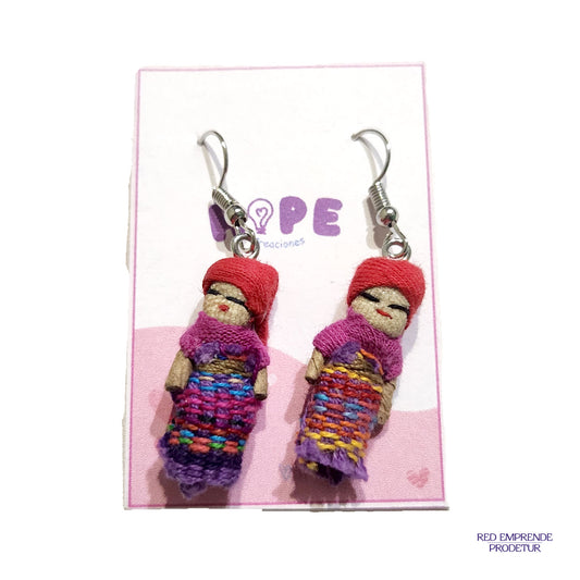 Aretes en forma de mujer con ropa tradicional guatemalteca