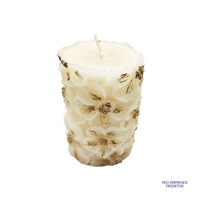 Vela cilíndrica con flores color blanco con detalles dorados