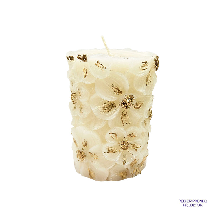 Vela cilíndrica con flores color blanco con detalles dorados